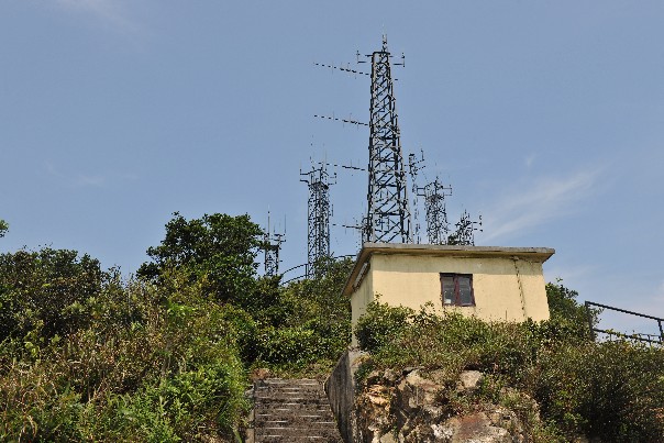 VHF Antenna Tower at Victoria Peak (Open with new window)